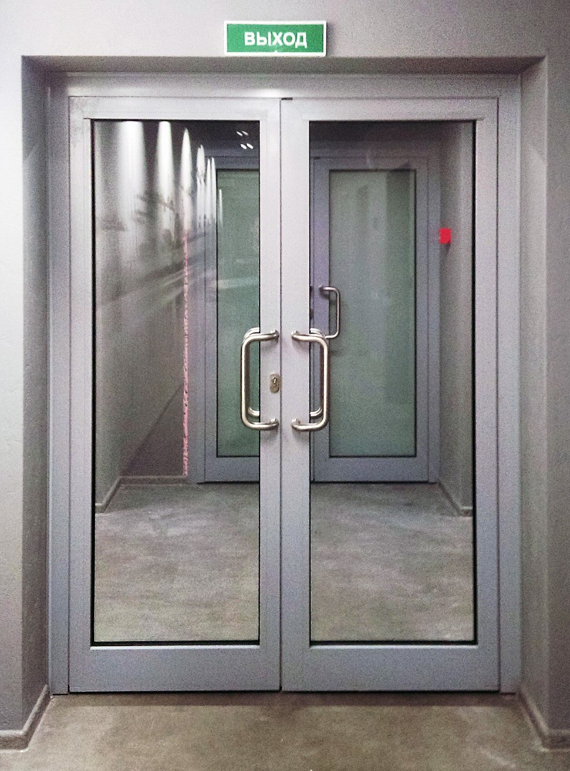 Алюминиевая дверь с терморазрывом ral 7024. Дверь алюминиевая ALUTECH c48. Маятниковые алюминиевые двери ALUTECH. Двери алюминиевые входные ALUTECH. Алютех с48 маятниковые двери.